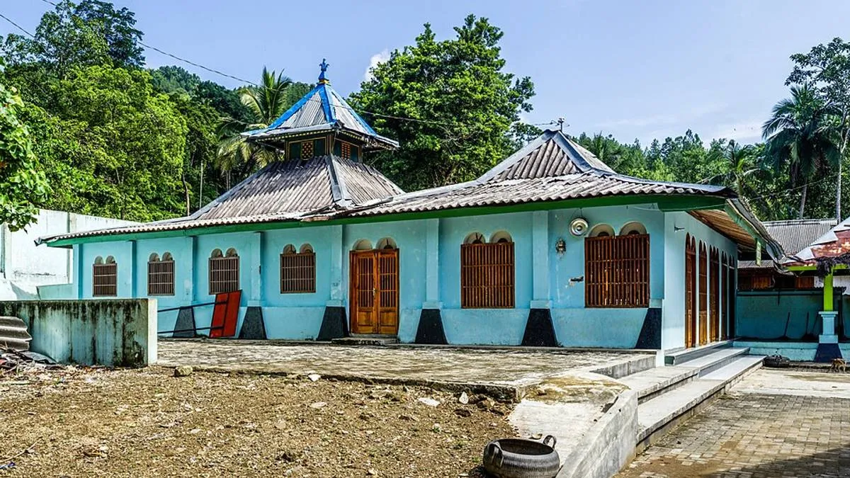Masjid Saka Tunggal: Warisan Cilacap yang Menyatu dengan Alam